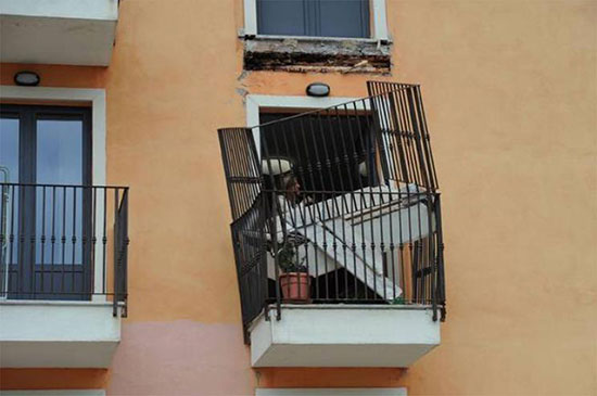 Recherche-L'Aquilla-Catastrophe-Doctrine choc-photographie effondrement balcon